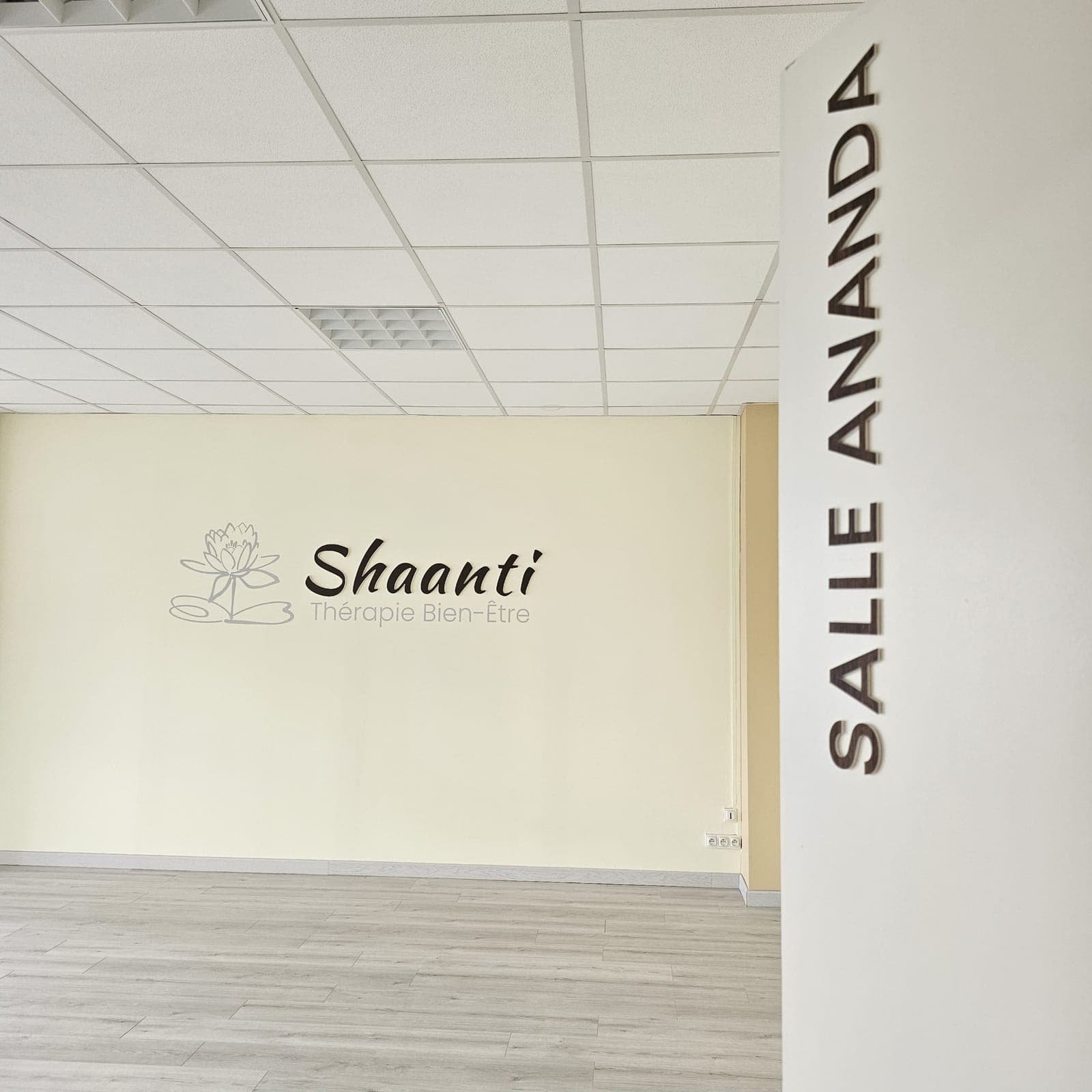 Entrée de la Salle Ananda avec le logo Shaanti