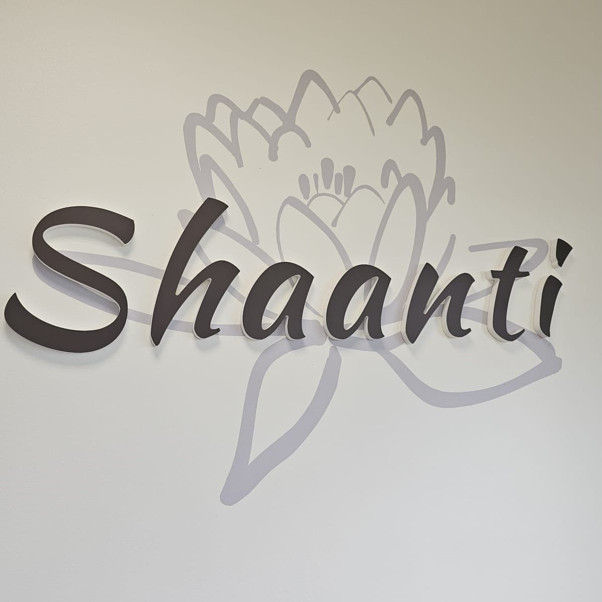 Le logo Shaanti sur le mur de la salle
